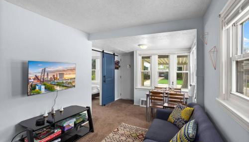 Cozy Bungalow 10 Min to DTWN CLE - Foto 1