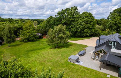 Secluded Countryside Home, Hot Tub, Onsite Pub, Pool Table, Sleeps upto 13, Perfect for a family get together - Photo 3