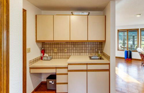 Serene La Conner Retreat with Fireplace and Deck! - Foto 12