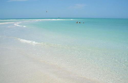 New! Remodeled, Pool-Side, 1-min to Beach Path! - Foto 66