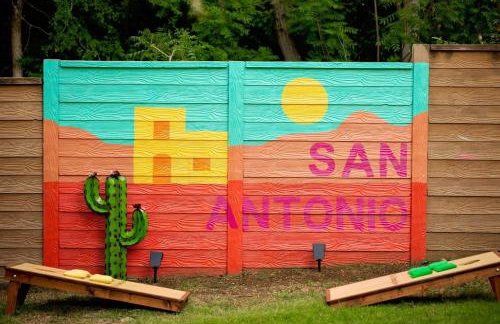 Pool! Games! Dogs! Space! - Foto 44