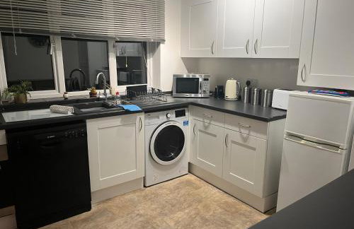 A Home from Home -2 Bed Flat & Free Driveway Parking - Foto 3