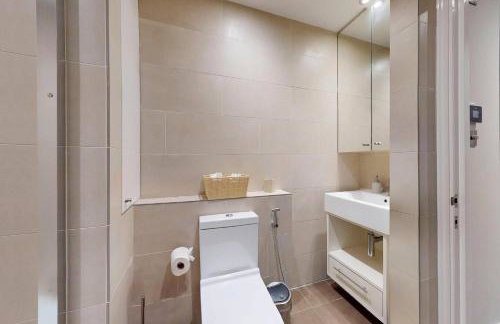 Stylish Penthouse with City Views and Aircon - Pass the Keys - Photo 17