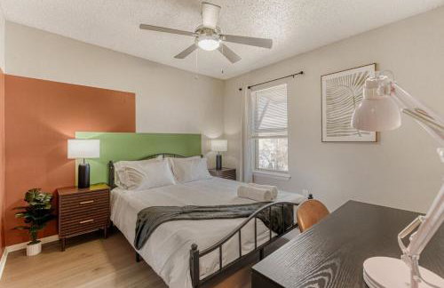 Stylish City Getaway 2B - Sleeps 6 - Pool, Prkg - Foto 26