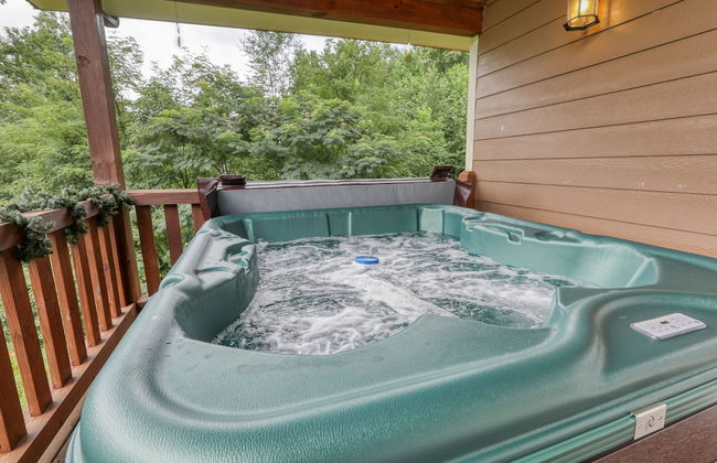 Smoky Mountain Getaway 3 Bedroom Cabin by RedAwning - Photo 1