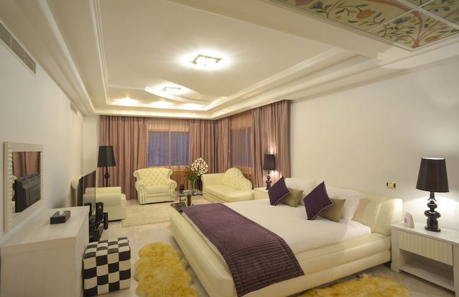 The Penthouse Suites Hotel - Photo 3