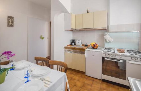 2 Bedroom Nice Apartment In Lovrecica - Foto 14