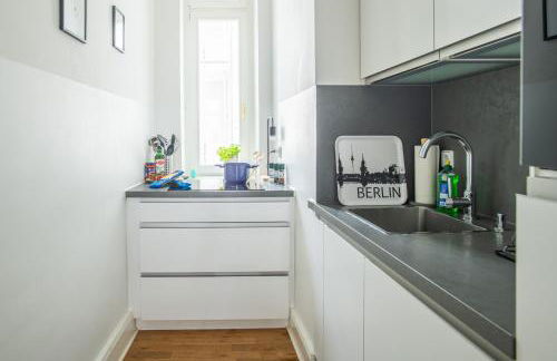 KAISER 02 by ROCKCHAIR Apartments l SUPERHOST Status l 3 Bedrooms Boxspringbeds 2 Bathrooms l Cozy Family & Business Flair 155 sqm 3 Balcony 2nd Floor Elevator up to 10 guests welcomes you! - Foto 15