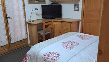 A4 km de Megève très joli studio avec jacuzzi ,vue sur les montagnes au calme - Foto 3