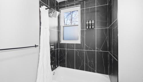 Urban Charm | Near EWR Airport Easy Access to NYC - Foto 4, Shower