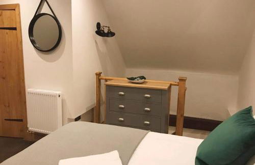 Listed One bedroom thatched cottage with garden - Photo 16