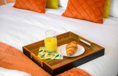 Metrolink Steps Away • Fast City & Airport Links - Foto 9