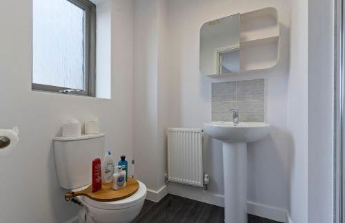 Exquisite 7 Bedroom 5 Bathroom House - Over 1900 sqft - Close to City Centre with Free Parking, Fast W-Fi and SmartTVs by Yoko Property - Foto 12