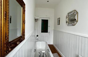 THE LAZY LION - Spacious 2 Bedroom - Town Centre Holiday Home Apartment - Photo 37