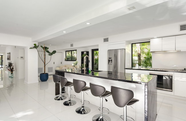 Peaceful 3BD Family House With Pool - Photo 10