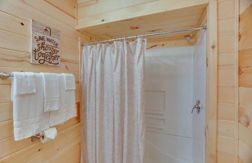 Mtn-View Gem Flat Rock Retreat with Deck and Grill! - Foto 15