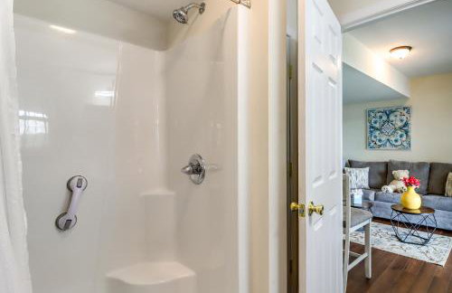 Lakefront Pocono Retreat w/ Hot Tub & Movie Hub - Foto 24
