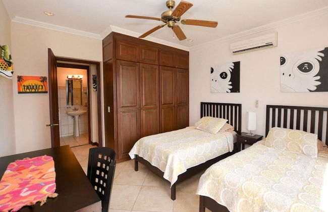 Fifth-Floor Condo with Breathtaking Ocean Views, Stylish Interior & Prime Location Near Flamingo Beach - Foto 2