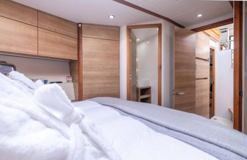 2BR Heated Yacht, Lymington Centre, Beautiful View - Photo 11