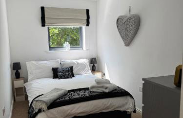 Uxbridge-Modern 2 bed Apt with Lift & Parking - Photo 36