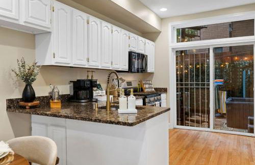 Luxury DC Rowhouse with Rooftop Firepit & Private Hot Tub- Near U Street & Logan Circle - Foto 9