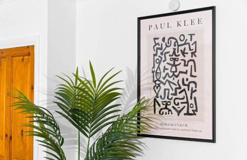 Stylish 3 Bedroom House - Garden - Pool Table - Parking 165M - Foto 41