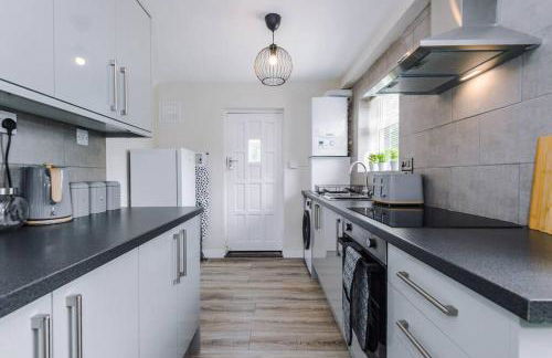 Cheerful 3 bedroom home with parking near Chester - Photo 33