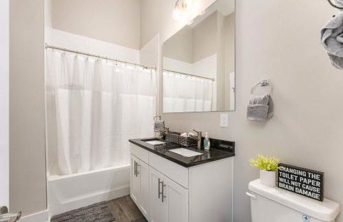 Queen City's Den Uptown - Photo 23