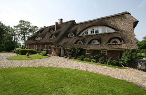 Erlenhof-Steinau-Fachwerkhaus-mit-Reetdach - Foto 1