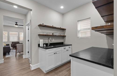 Bright Urban Comfort | JZ Vacation Rentals - Foto 61