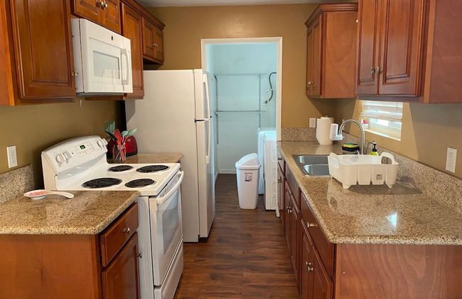 Longer Stay for Travelers Blocks from Hospital and Downtown Security Gates - Foto 1