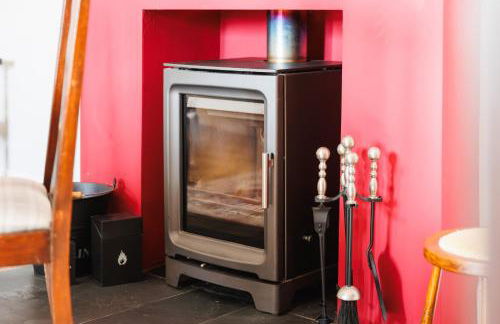 The Old Abbey Farmhouse - Stay at Quarr Abbey Monastery - Pet-Friendly Farmhouse with History & Countryside Views, surrounded by woodland & nature - Photo 32