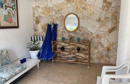 Apartamento Praia das Astúrias, 2 minutos de caminhada para praia, piscina, garagem demarcada, cama Queen - Foto 11