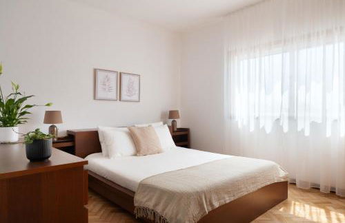 KING SIZE Bed with Air Conditioning near the BEACH & FREE Street Parking - Foto 2