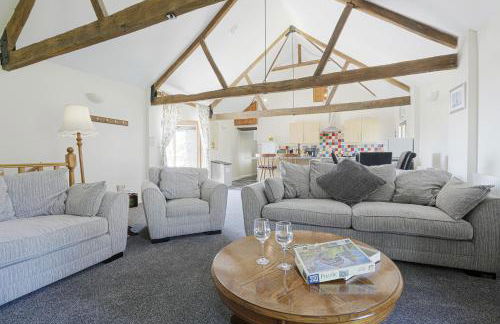 The Old Wagon House views over the fields and sea - Foto 10