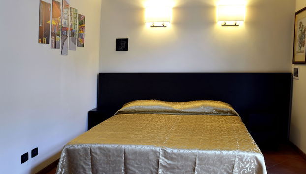 GEMELLI HOLIDAYS - Monte Mario Station connecting to center in 20 minutes, 2 easy lofts, groundfloor with courtyard, mezzanine bedroom, baby & pet friendly, 2 steps from groceries, restaurants, park, bus, cycle path - Warm guest care in 4 languages - Foto 2, Imagen principal