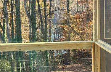 Lake Lanier 3BR Cozy Retreat with Screened Porch, Deck and Dock - Foto 14