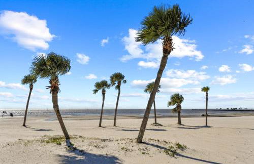 NEW King with Loft Beach Near Gulf - Foto 26