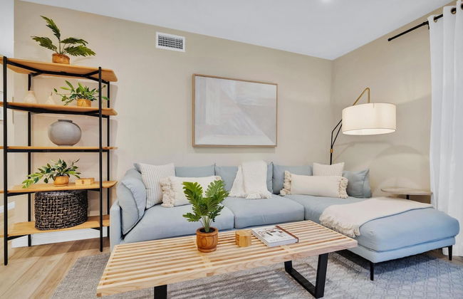 Designer Coastal Paradise w Pool - Steps to Beach - Foto 26