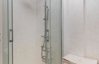 Cozy 2BR Retreat With Big Terrace, Peaceful Stay Minutes Away From the Beach - Foto 18