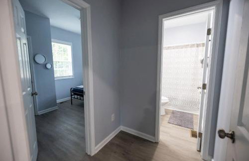 3 Min to Downtown - 10 Min to Elon - Smart TVs - Foto 43