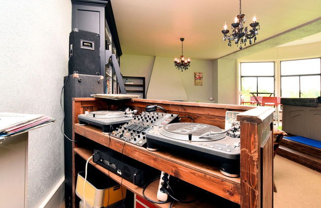 Magnificent Luxury Chateau in Vast Garden with Sauna & Hot Tubs - Photo 67