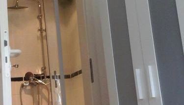 Babel - Photo 2, Shower