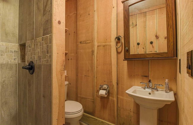 Deer Haven by Avantstay Cabin w/ Pond, Waterfall - Photo 23