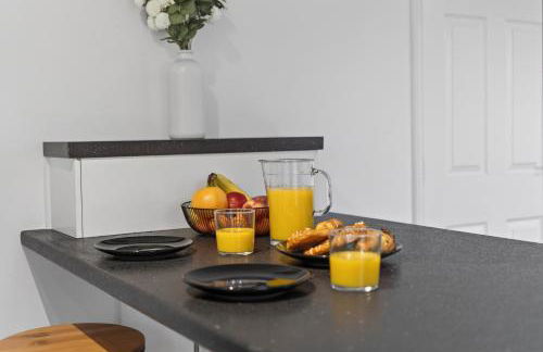 NEW! Large 5BR 2BA Home Leamington Spa Driveway Garage Parking WI-FI - Photo 19