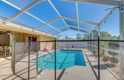 Relax Poolside Spring Hill Family Home with Yard! - Foto 32