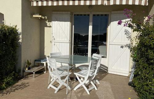 Studio Cabine à Giens avec Terrasse, Piscine et Parking - FR-1-335-193 - Foto 11