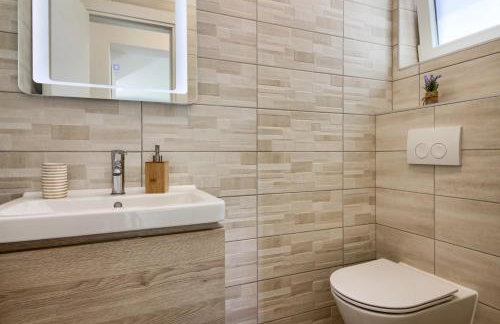 Luxury Villa with extra heated pool with hydromassage, biliard near town center and beach by WiiBuk - Foto 43