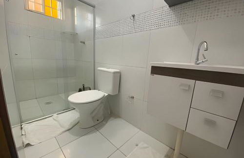 Próx. ao shopping, para 10 pessoas, ar condicionado e garagem APT B - Foto 26