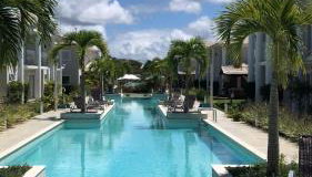 Casa com piscina, churrasqueira e estacionamento - Foto 1